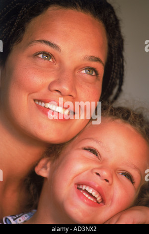 Mutter und Tochter des schwedischen indonesischen mischen lächelnd zusammen Stockfoto