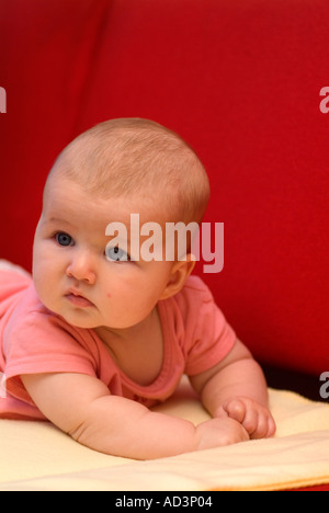 Baby entspannend in Kinderkrippe, London, UK. Stockfoto