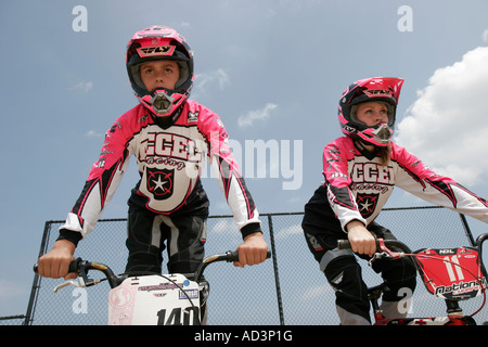 Hampton Virginia, Tidewater Area, Gosnold's Hope Park, Hampton Super Track, BMX-Fahrrad, Radfahren, Reiten, Radfahren, Fahrer, Radrennen, Helm, Uniform, Start Stockfoto