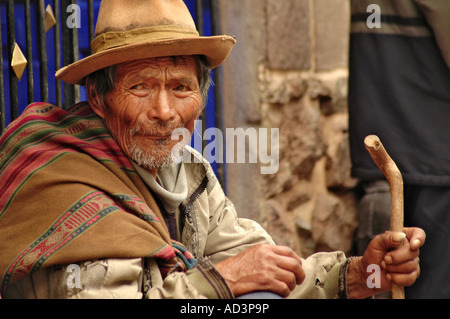 Blinde Greis betteln in einem Straßenmarkt Peru Stockfoto