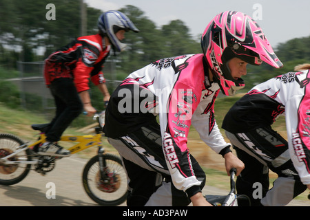 Hampton Virginia, Tidewater Area, Gosnold's Hope Park, Hampton Super Track, BMX-Fahrrad, Radfahren, Reiten, Radfahren, Fahrer, Radrennen, Helm, Uniform, Start Stockfoto