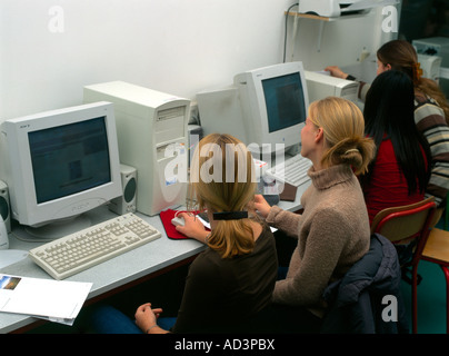 Marcq-En-Baroeul Frankreich zwei Mädchen im Teenageralter auf Computer arbeiten Stockfoto