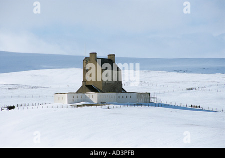 CORGARFF ABERDEENSHIRE SCHOTTLAND GROSSBRITANNIEN Februar Corgarff Castle gebaut in 1550 verwendet für die Erfassung Jacobite Sympathisanten und Whisky Schmuggler starker Schneefall Stockfoto