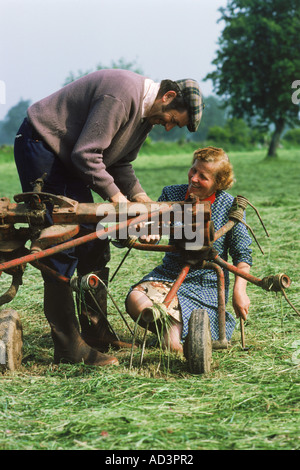 Mann und Frau gemeinsam auf Bauernhof in Irland Stockfoto