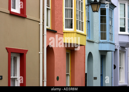 Bunte Reihe von Terrasse beherbergt in Tenby, Pembrokeshire, South Wales Stockfoto