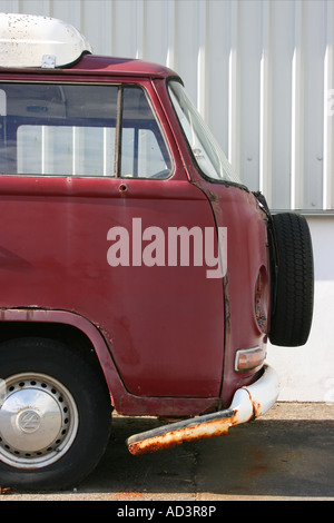 Alten Volkswagen Camper Parken in Garage Altbauten, Pembrokeshire, South Wales verprügelt Stockfoto