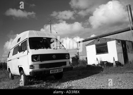 Alten Volkswagen Camper Parken in Garage Altbauten, Pembrokeshire, South Wales verprügelt Stockfoto