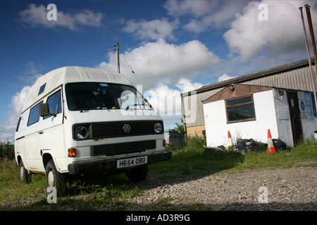 Alten Volkswagen Camper Parken in Garage Altbauten, Pembrokeshire, South Wales verprügelt Stockfoto