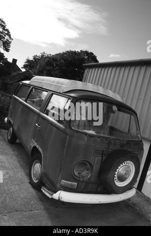 Alten Volkswagen Camper Parken in Garage Altbauten, Pembrokeshire, South Wales verprügelt Stockfoto