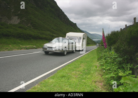 Immobilien Auto abschleppen Wohnwagen im Tal neben Cadair Idris auf der Straße in Richtung Tal-y-Llyn See, Gwynedd, Nordwales Stockfoto