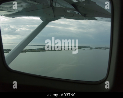 Blick aus dem Fenster eines kleinen Flugzeuges zu sehen, die südlichen Küste von Belize Stockfoto