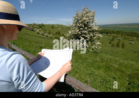 Walker auf der berühmten Kaninchenbau Website Watership Down in Hampshire berät eine Karte Stockfoto