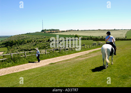 Walker auf der berühmten Kaninchenbau Website Watership Down in Hampshire führt einen Reiter Stockfoto