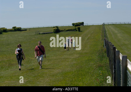 Wanderer auf der berühmten Kaninchenbau Website Watership Down in Hampshire Stockfoto