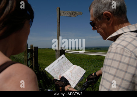 Wanderer auf der berühmten Kaninchenbau Website Watership Down in Hampshire Stockfoto