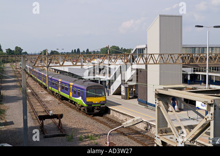 Silverlink Zug warten am Bahnhof von Northampton Castle Northamptonshire, England Stockfoto