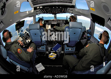 C-17 Globemaster III-Crew-Mitglieder anzeigen Guadalcanal während des Starts vom internationalen Flughafen Honiara, Salomonen Stockfoto