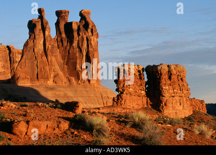 Felsformationen aus Sandstein, bekannt als die drei Klatsch in der Nähe von Park Avenue Bereich Morgen Arches National Park Utah USA Stockfoto