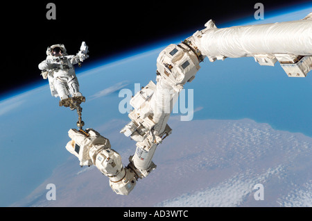 3. August 2005 - verankert Astronaut an einem Fuß Zurückhaltung auf der internationalen Raumstation ISS Canadarm2 während der Mission STS-114. Stockfoto