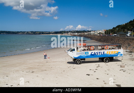 dh St Aubin Bay ST HELIER JERSEY Elizabeth Castle Causeway Fähre Ente Transport am Meer Strand Stockfoto