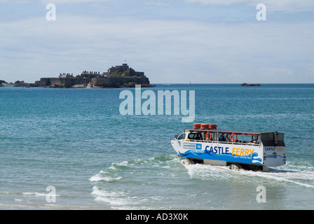 dh St Aubin Bay ST HELIER JERSEY Schloss Fähre Ente Transport auf Elizabeth Castle Causeway in Wasser getaucht Stockfoto