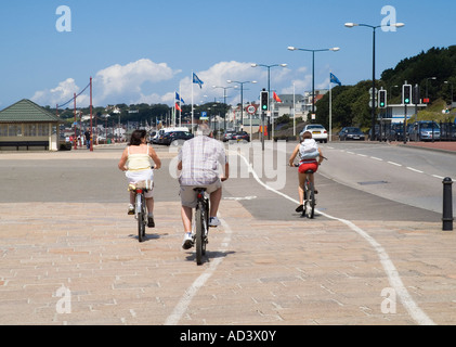 Dh St. Aubin Bay St Helier Jersey Touristische Familie Fahrrad entlang der Promenade Promenade Cycling Bike Stockfoto