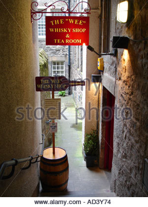 Ein Blick auf die Royal Mile in der Nähe zu einem Whisky Shop in Edinburgh, Schottland Stockfoto