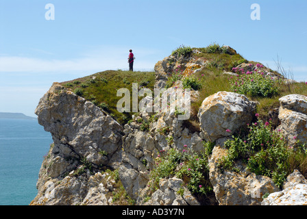 Entfernten Person Blick auf das Meer an Dungy Spitze an der Küste von Dorset Stockfoto