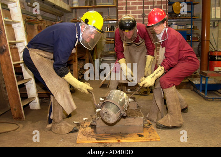 Schülerinnen und Schüler am Brymore Schule für ländliche Technologie angewiesen, von Dozenten aus Aluminium Guss Somerset England UK Stockfoto