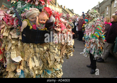 Marshfield Mummers der alten Zeit Zeitungsjungen führen am Boxing Day Gloucestershire England UK eine englischen folk-tradition Stockfoto