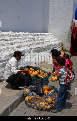 Indigene Völker verkaufen zu produzieren, auf Chichicastenangos Markt, Guatemala, Mittelamerika Stockfoto