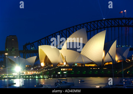 Australien New South Wales Sydney Harbour Opernhaus von Sydney und Kleiderbügel-Brücke mit vielen Yachten im Wasser Stockfoto