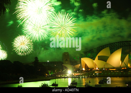 New South Wales Australien Sydney Opera House und Kleiderbügel Brücke mit Booten im Hafen von Sydney Stockfoto