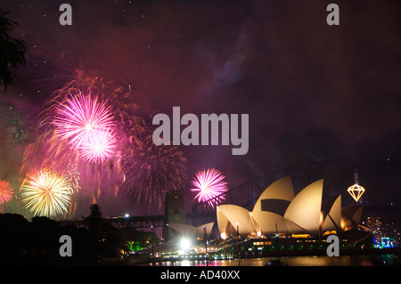 New South Wales Australien Sydney Opera House und Kleiderbügel Brücke mit Booten im Hafen von Sydney Stockfoto