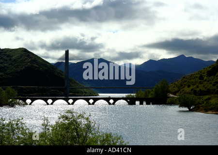 Brücken über den Embalse de Luna, in Leon, Spanien Stockfoto