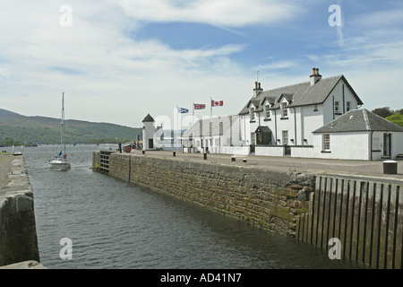 Corpach Schlösser an der Caledonian Canal in der Nähe von Fort William empfangen ein Segelboot für den Durchgang nach Inverness Stockfoto