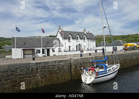 Corpach Schlösser an der Caledonian Canal in der Nähe von Fort William empfangen ein Segelboot für den Durchgang nach Inverness Stockfoto