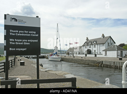 Corpach Schlösser an der Caledonian Canal in der Nähe von Fort William Fillling, mit einem Segelboot für den Durchgang nach Inverness Stockfoto