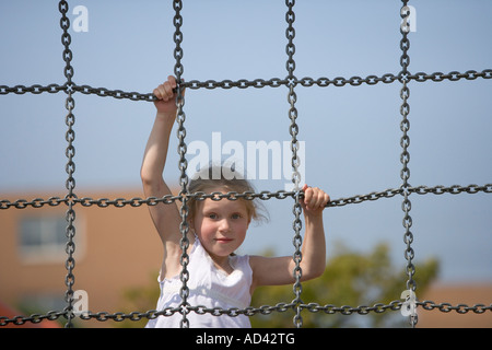 Mädchen in ein Bügeleisen Klettergerüst Klettern Stockfoto