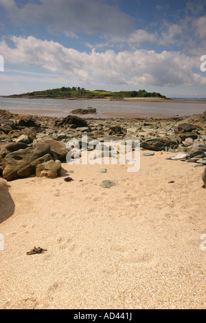 Blick entlang der Galloway-Küste, gesäumt von Felsen, Geröll und feinem Sand auf der Insel Ardwall Stockfoto