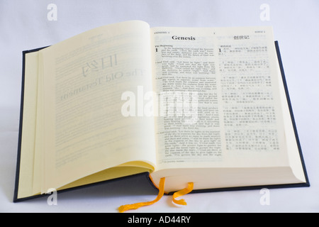 Zweisprachig Englisch und Chinesisch-Bibel Stockfoto