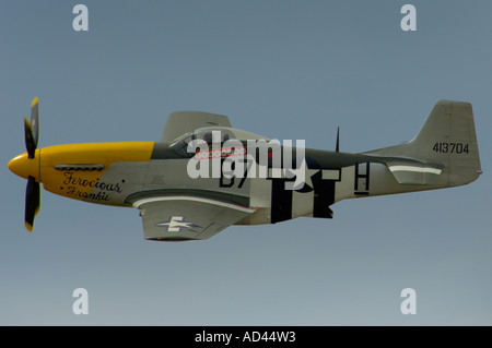 Seitenansicht Profil von einem amerikanischen WW2 Mustang Kampfflugzeugen im Flug. Stockfoto