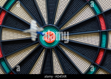 Dart im bullseye Stockfoto