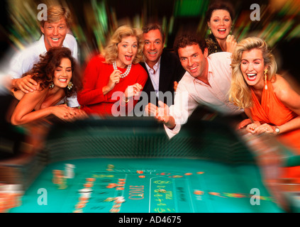 Paare genießen selbst in einem casino Stockfoto