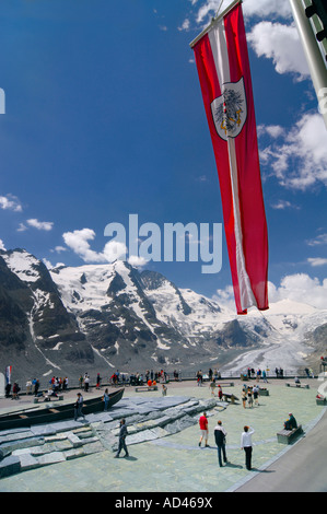 Anzeigen von Terrasse auf Franz Josefs Hoehe vor Pasterze-Gletscher am Großglockner Hochalpenstraße, Kärnten, Österreich Stockfoto