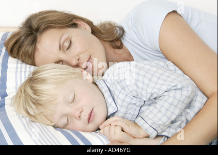 Mutter und Sohn im Bett Stockfoto