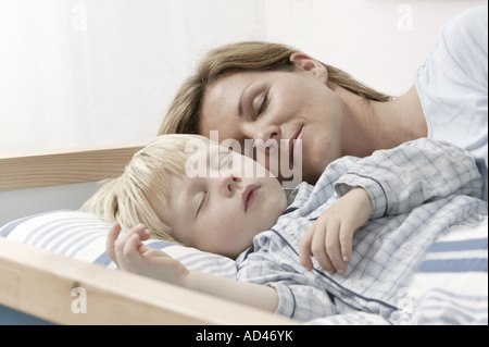 Mutter und Sohn im Bett Stockfoto