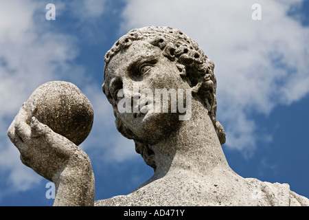 Junger Mann, der einen Apfel ansieht, Skulptur auf dem Schlossgelände Schönbrunn, Wien, Österreich Stockfoto