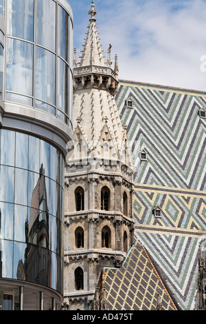 Moderne Glasfront des Haas-Hauses und des antiken Heidenturms des Stephansdoms, Stephansplatz, Wien, Österreich Stockfoto