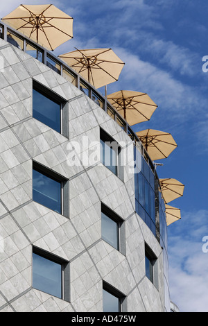 Sonnenschirme des Cafés am oberen Ende des Haashauses, Stephansplatz, Wien, Österreich Stockfoto